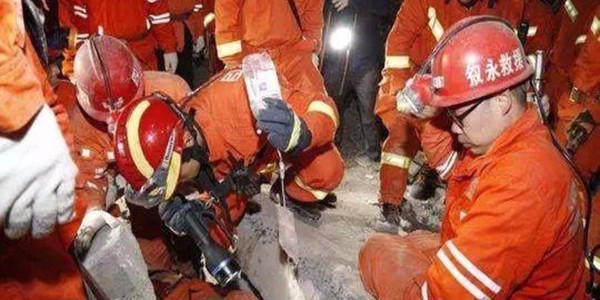 直擊四川瀘州敘永山體滑坡現(xiàn)場：千人徹夜搜救，絕不放棄！